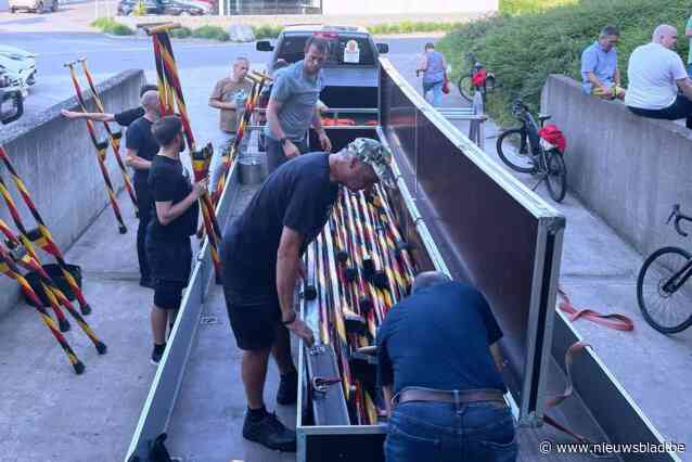 Steltenlopers sturen reiskoffer van vijf meter lang met vrachtvliegtuig naar Vietnam