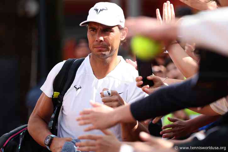 Rafael Nadal trains at the Roland Garros Stadium: fans crazy!