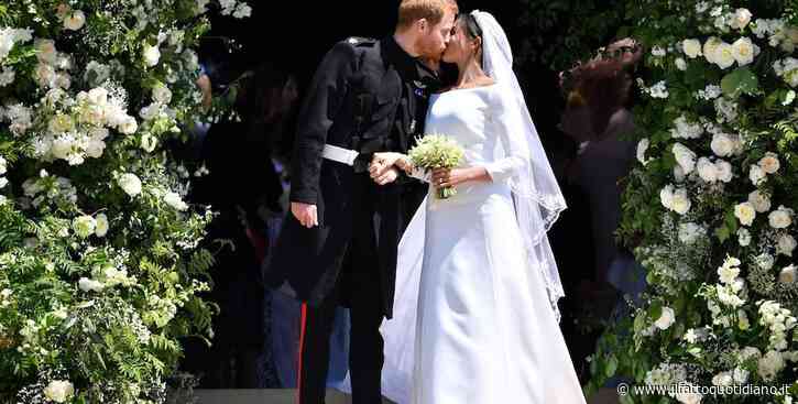 Alla regina Elisabetta non piaceva l’abito da sposa di Meghan Markle (da 120mila euro): “Troppo bianco per una divorziata”