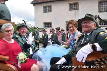 Majestäten-Aufmarsch beim Schützenfest ohne König in Vinsebeck