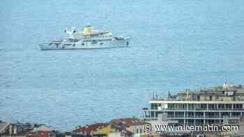 Quel est cet imposant méga-yacht à l'histoire fastueuse au mouillage à Nice?