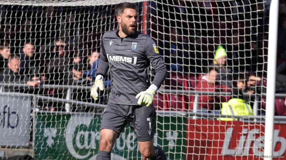 Gillingham keeper Morris signs new one-year deal
