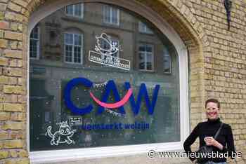 Kunstenares maakt raamkunst voor tiende verjaardag CAW Centraal-West-Vlaanderen