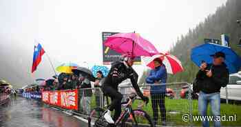 LIVE Giro d’Italia | Viertal vluchters rijdt weg in ingekorte en regenachte etappe