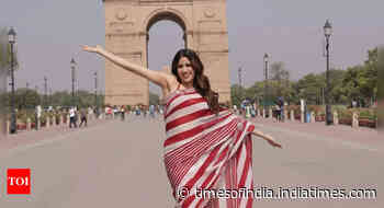 Janhvi visits India Gate in a cricket-themed saree