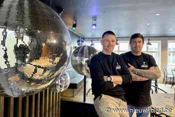 Versgebraden kip eten in funky interieur met discobollen? Ramses (48) en Kevin (45) brengen beide werelden samen in Disco Chicks