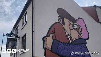 Kissing couple mural returns to city pub