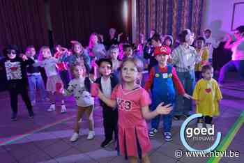 Leerlingen van basisschool De Wijzer in Nieuwerkerken dansen op fuif