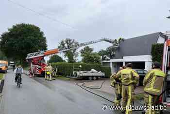 Brandweer rukt uit voor dakbrand aan woning