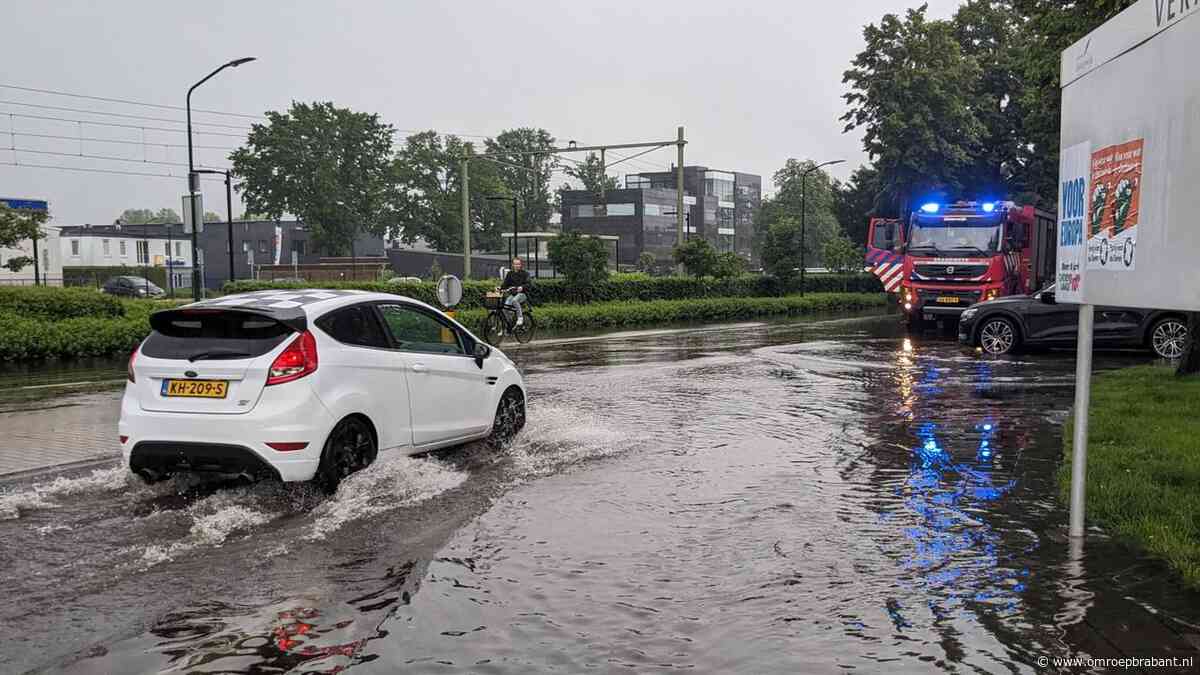 Grote wateroverlast door zware regenval, straten staan blank