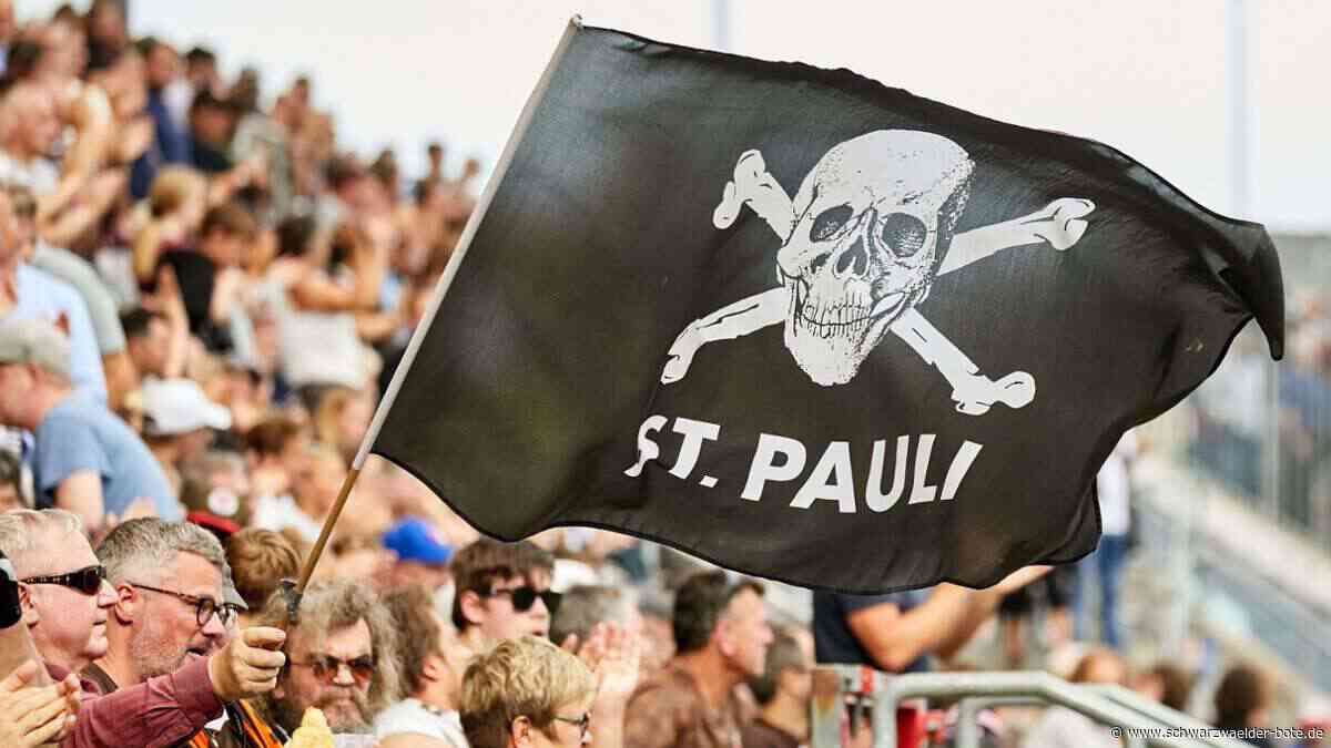 Trainingscamp: FC Sankt Pauli zeigt Flagge im Nordschwarzwald