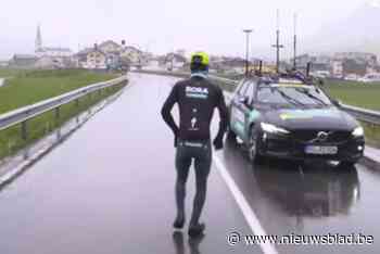 VIDEO. Chaos troef in de Giro: bus laat renners van Bora-hansgrohe zomaar achter in de koude
