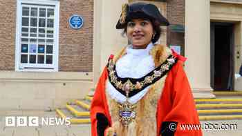 Row over mayoral robes to be debated by council