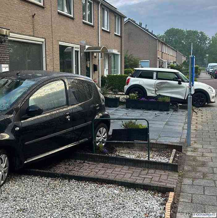 Bestuurster rent weg na crash tegen geparkeerde auto Multatulistraat/ C. Huygenslaan Winschoten