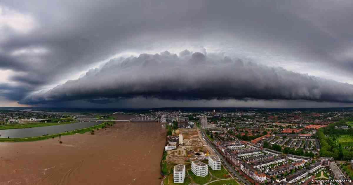 Zien: indrukwekkende donkere wolkenmassa trekt over Nijmegen en Arnhem