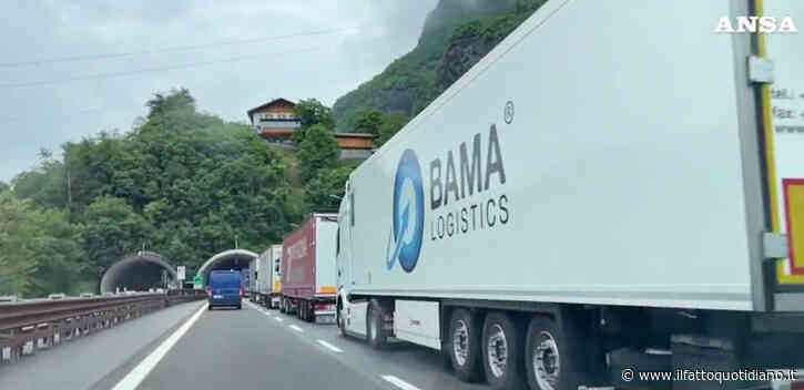 Caos al Brennero, coda di camion lunga cento chilometri: dal confine arriva fino ad Egna (Bolzano) – Video