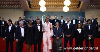 Atleten dragen olympische vlam over rode loper bij filmfestival van Cannes