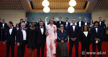 Atleten dragen olympische vlam over rode loper bij filmfestival van Cannes