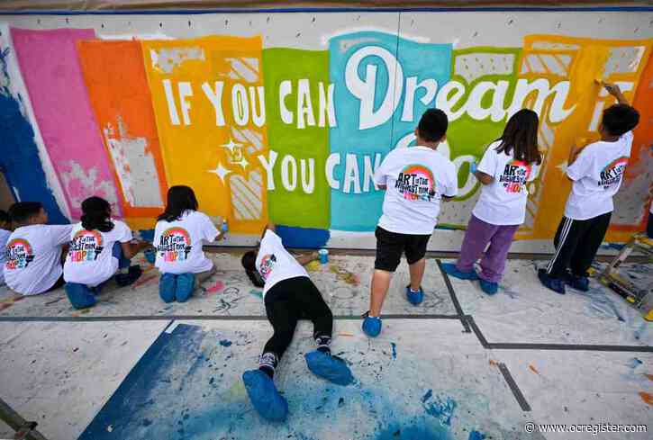 Sunkist Elementary students paint new mural: ‘If you can dream it you can do it’