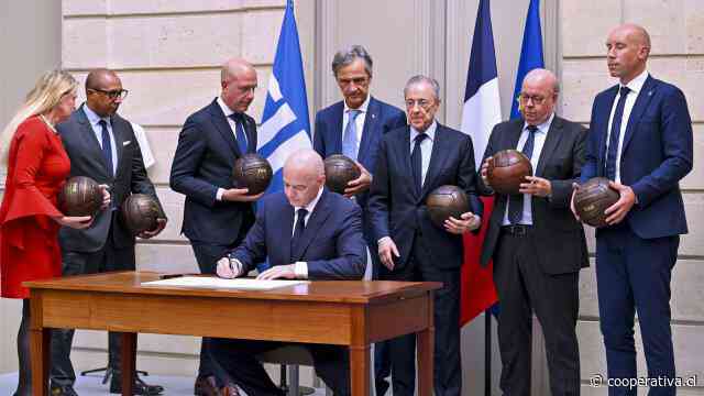 La FIFA celebró en París sus 120 años con homenaje a los fundadores
