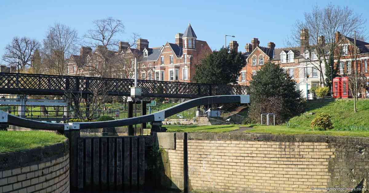River Cam bridges temporarily closed due to 'structural issues'