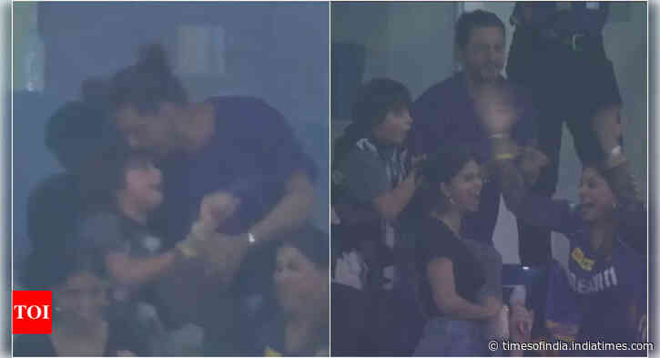 SRK kisses AbRam as he celebrates KKR's victory