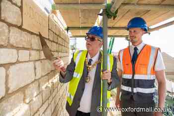 Bicester mayor visits housing site as construction nears end