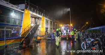 Asielboot aan Nieuwe Kade in Arnhem ontruimd door keukenbrand