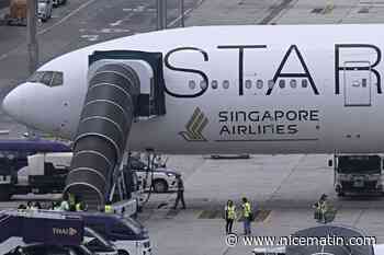 Des passagers soulagés arrivent à Singapour après le "vol fou" qui a fait une victime