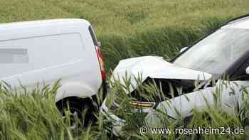 Unfall bei Rohrdorf – Autos prallen zusammen und landen in Feld
