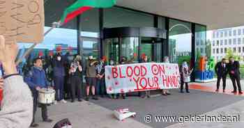 Gaza-activisten richten protest nu ook op grote bedrijven: chaos bij congres als demonstranten bezoekers tegenhouden
