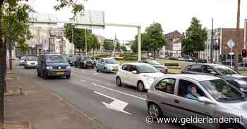 Verkeer in Arnhemse binnenstad loopt vast door bestelbus met pech bij Willemstunnel