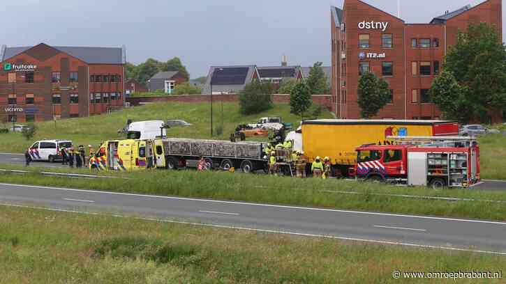 Vrachtwagens botsen op de A50: snelweg dicht