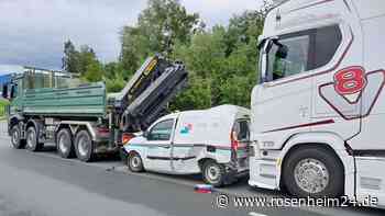 Unfall auf A8 bei Siegsdorf am Morgen: Renault im Lkw-Sandwich - Fahrer hat großes Glück