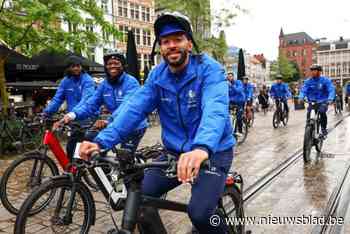 Flandriens voor één dag: Buffalo’s trotseren rotweer voor fietstocht langs sponsors