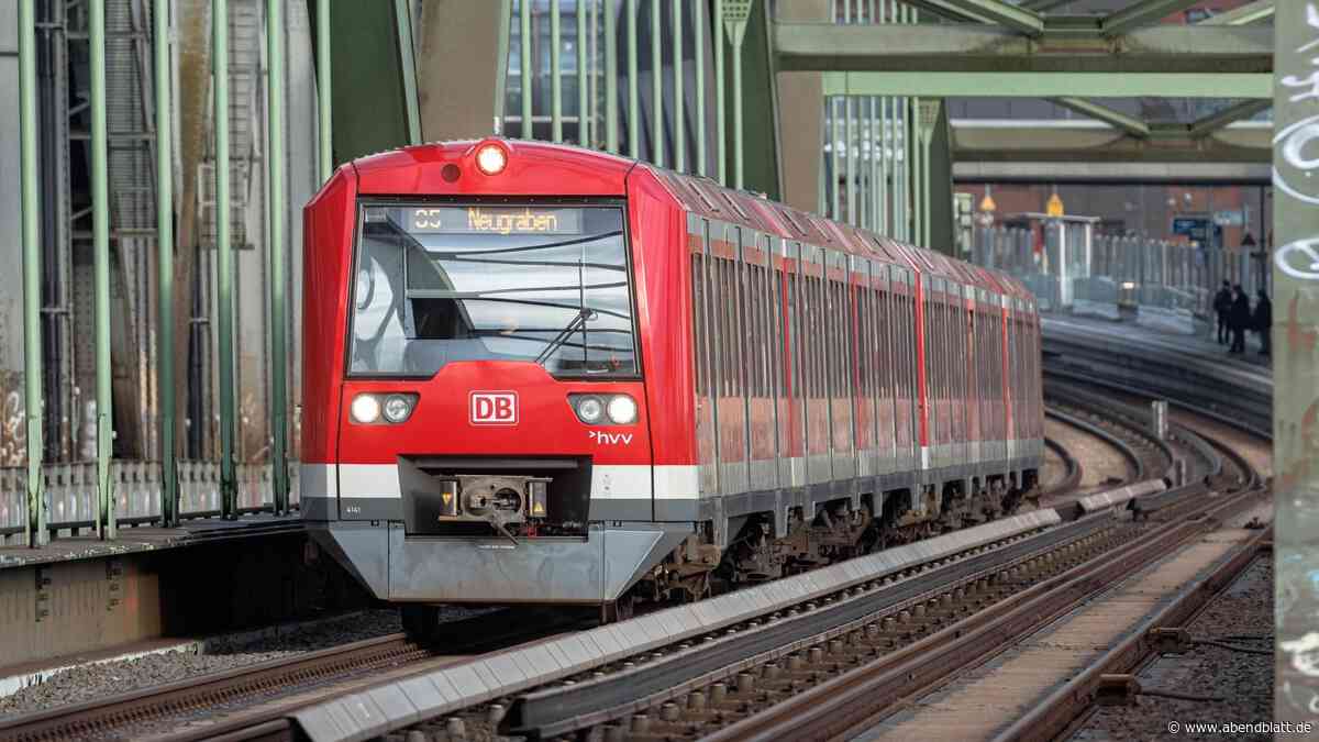 Frauen in der S-Bahn belästigt – Schlägerei unter vier Männern