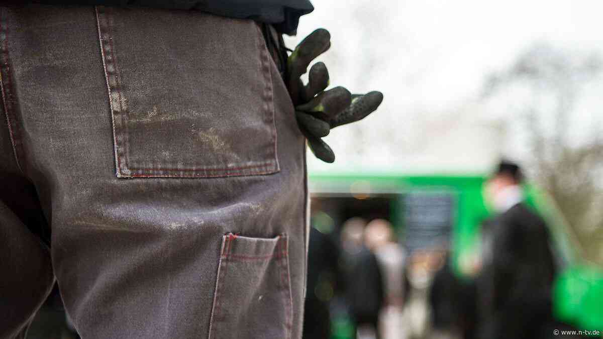 Rauswurf wegen falscher Farbe: Darf der Arbeitgeber die Hosenfarbe vorschreiben?