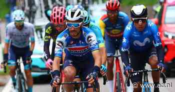 LIVE Giro d’Italia | Tiental rijdt weg van uitgedund peloton in eerste afdaling