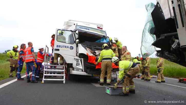 Vrachtwagens en een auto botsen op de A50, chauffeur gewond