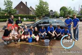 Zestienplussers van KSA Wijchmaal wassen auto’s en fietsen voor hun kamp