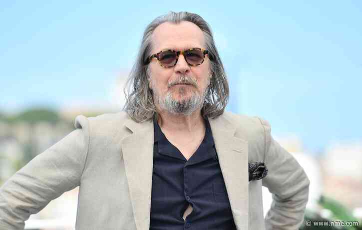 Gary Oldman clarifies comments about his “mediocre” Harry Potter performance as Sirius Black