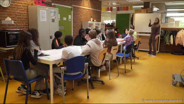Almere - Directeur verpauperde school is wachten beu: 'We willen nu echt een nieuw gebouw'