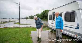 Water stroomt onder hun caravan door, maar Sijtze en Geertje blijven gewoon staan op Camping Waalstrand