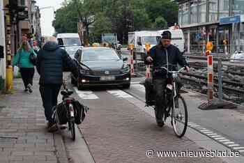 Op dit drukke kruispunt moeten auto’s en bussen over ... het fietspad: “Voorbereiding bij werken laat te wensen over”