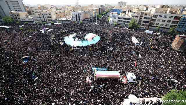 Miles de iraníes asisten al segundo día del funeral de Raisi