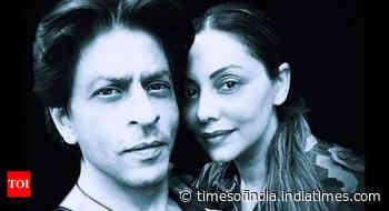 Gauri, Juhi visit SRK in hospital to check on his health
