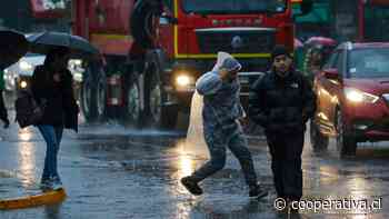 Volvió la lluvia a Santiago: "30 horas de precipitaciones", advierten meteorólogos