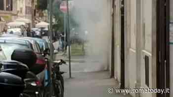 VIDEO | Incendio a Roma, esplode un tombino: fiamme e fumo nero