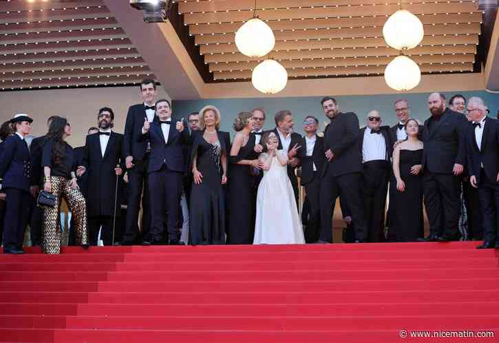 Artus, Clovis Cornillac, Alice Belaïdi, Gad Abecassis, Marie Colin... La très joyeuse et émouvante montée des marches de l'équipe du film "Un p'tit truc en plus" au Festival de Cannes