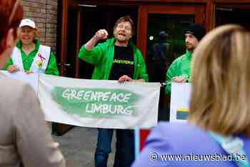 Greenpeace voert actie aan provinciehuis voor beter openbaar vervoer